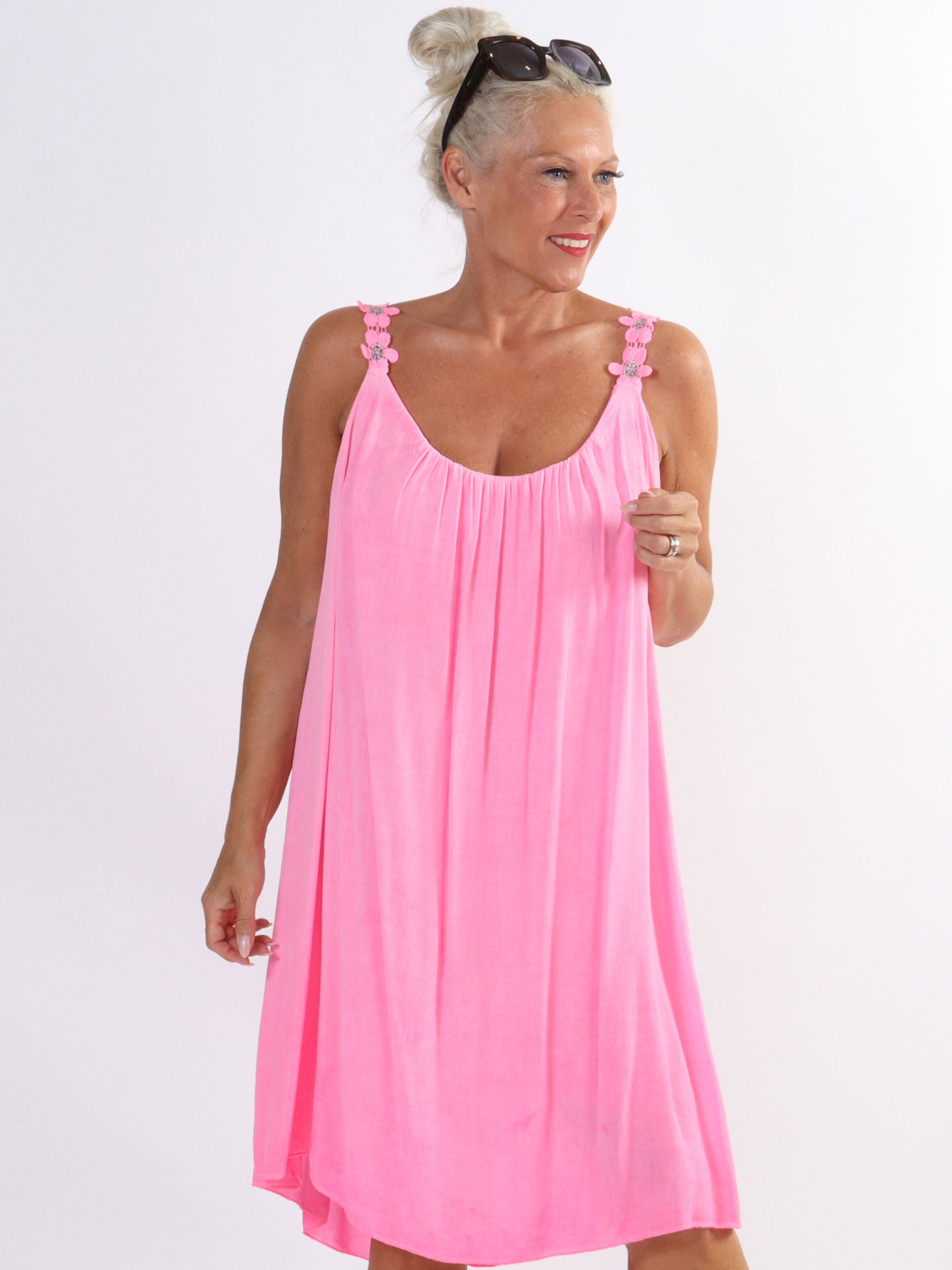 Ane - Sød plus size sommerkjole med broderet stroppe